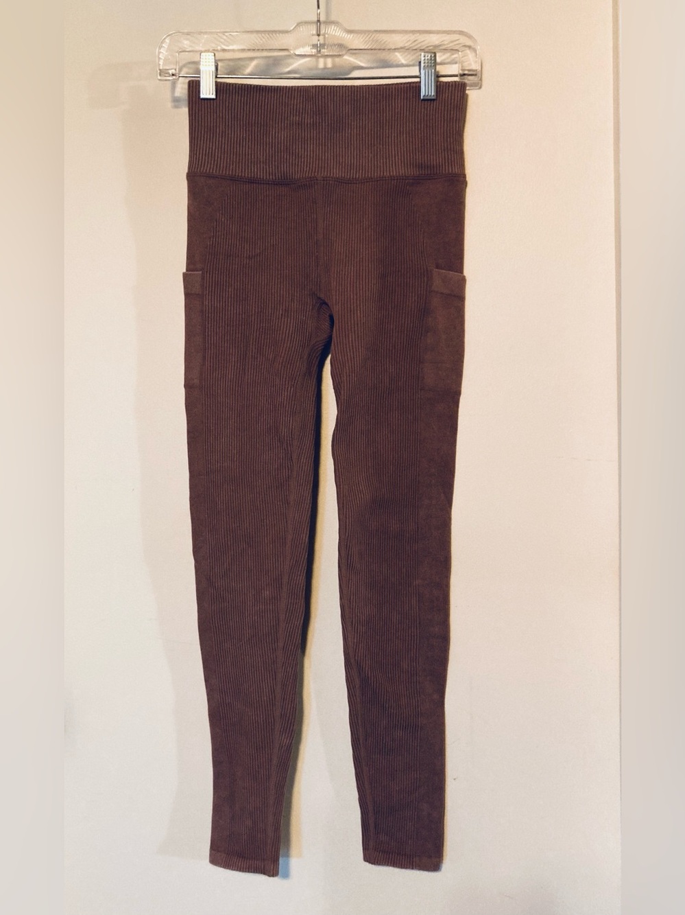 Ododos High-Waist Ribbed Leggings with Side Pockets Mauve/Tan Color